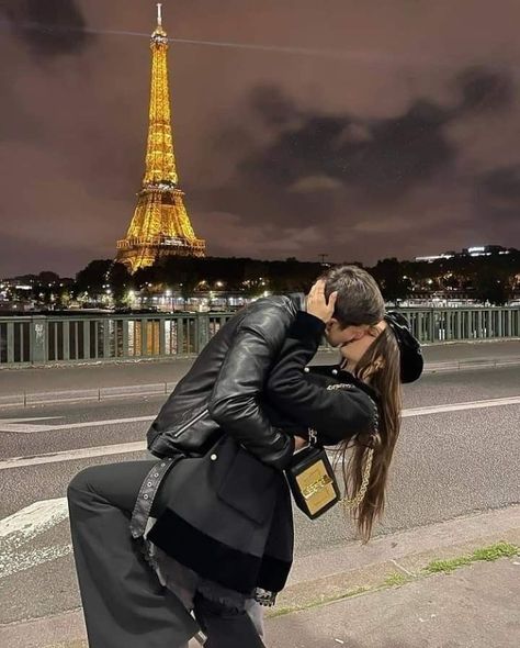 Paris Kiss, Jack Ross, Outfits Paris, Paris Couple, Luxury Lifestyle Couple, Luxury Couple, Paris Dream, Romantic Paris, Paris Pictures