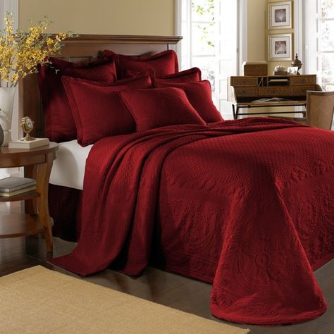 20 Red Bedroom Ideas That Look Pretty Classy Red Bedspread, Romantic Bedroom Design, Red Comforter, Stylish Bedroom Design, Queen Bedspread, Gold Bedroom, Red Bedding, Bedroom Red, Romantic Bedroom