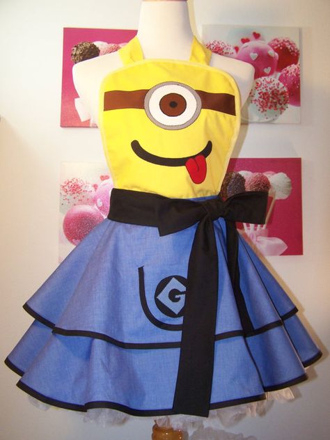 Minion Apron Minion Cosplay by WellLaDiDaAprons on Etsy Minon Costume, Minion Clothes, Minion Cosplay, Minion Things, Cosplay Apron, Halloween Minion, Minion Costume, Kitchen Wear, Minions Love