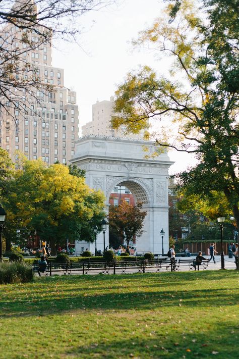 fall-in-washington-square-park-3587 Fall In Washington, Jackson Core, Washington Square Park Nyc, Nyc Vibes, York Things To Do, Nyc Aesthetic, Washington Square Park, Washington Square, Autumn Morning