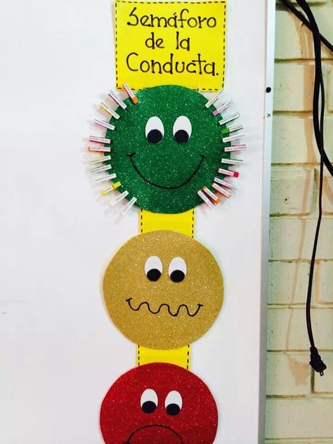 semáforo de la conducta. Para trabajar el comportamiento en una clase de educación infantil. Classroom Rules, Class Decoration, Classroom Organization, Kids Education, Teaching English, School Activities, Bulletin Board, Preschool Activities, Classroom Decor