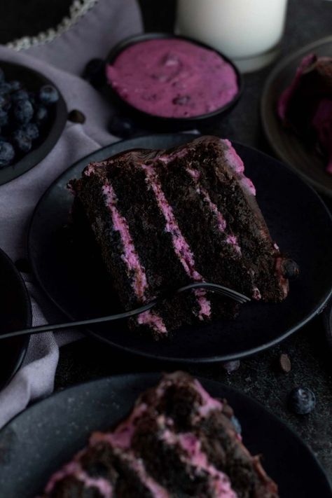 Chocolate Blueberry Cake, Blueberry Frosting, Chocolate Blueberry, Blackberry Cake, Cinnamon Roll Recipe Homemade, Blueberry Chocolate, Ganache Recipe, Eggless Baking, Berry Cake