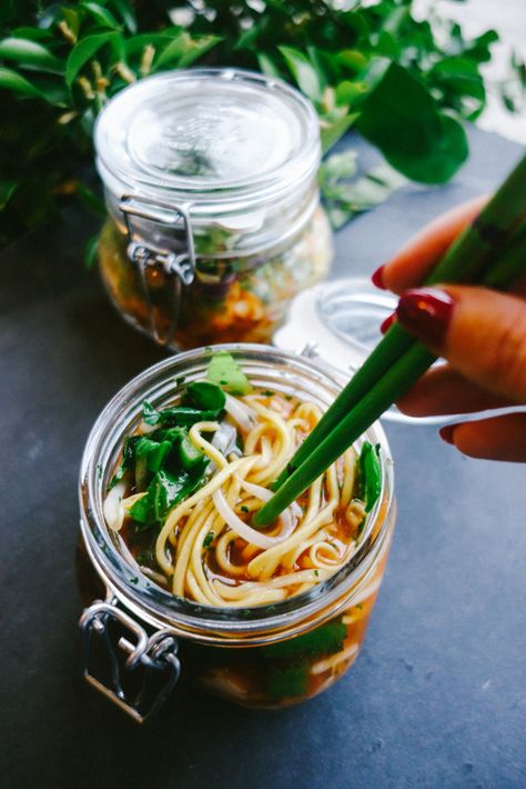 Healthy Lunch Ideas: Portable Lunch Recipes That Are Insta-Worthy; Easy, healthy, tasty packable lunches for work and school Noodles Healthy, Pot Noodle, School Meals, Work Lunches, Packed Lunch, Mason Jar Meals, Food Baby, Meals In A Jar, God Mat