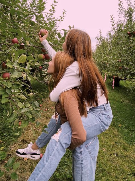 Apple Picking Photography, Apple Orchard Pictures, Apple Picking Photos, Apple Picking Fall, Pumpkin Patch Photoshoot, Pumpkin Patch Pictures, Apple Farm, Bff Photoshoot, Fall Inspo