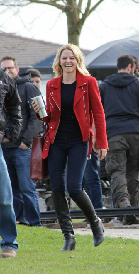 ✨ jen in red Emma Swan Outfit, Jennifer Goodwin, Ouat Costumes, Emma Montgomery, Emma Swan Style, Casual Leather Jacket Outfit, Farm Clothes, Swan Queen, Practice Outfits