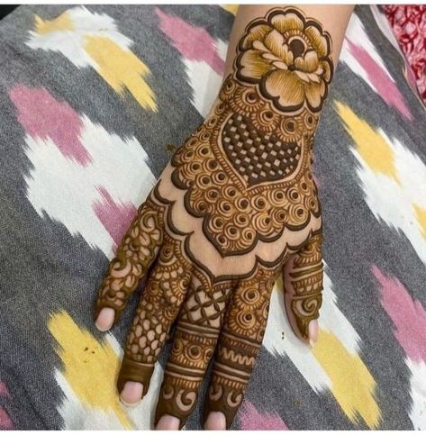 Stylish back hand mehndi Palm Mehndi Design Right Hand, Simple Khafif Mehndi Designs, Mehdi Degine 2024, Latest Mehndi Designs Unique, Mehendi Design For Back Hand, Bridal Back Hand Mehndi, Mehndi Art Designs Back Hand, Stylish Back Hand Mehndi, Short Mehndi Design