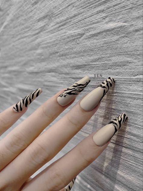 Nail Da Beo, Nail Hot, Diy Nail Art Tutorial, Nails Tay, Rave Nails, New Year Nails, Summer Nail Ideas, Nail Pen, Art Designs Ideas