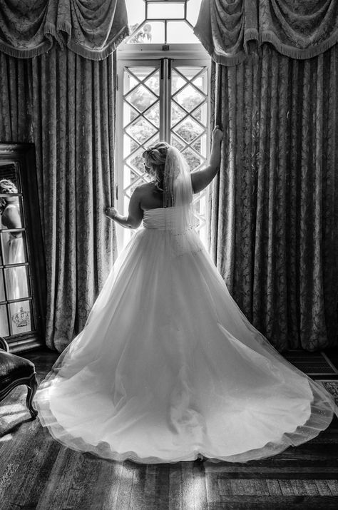 Poses Plus Size, Photography Plus Size, Pose Portrait, Wedding Portrait Poses, Bridal Photography Poses, Bride Photography Poses, Plus Size Bride, Bride Poses, Wedding Picture Poses