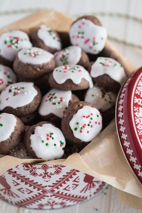 Italian Chocolate Cookies, Magnolia Bakery Recipes, Calabrese Recipes, Meatball Cookies, Cookies Italian, Italian Meatball, Cookie Stand, Italian Christmas Cookies, Italian Chocolate