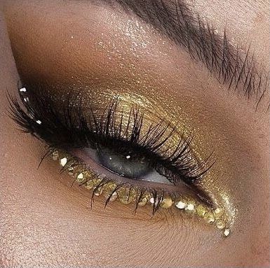 Makeup For Night Out, Cute Beach Aesthetic, Cleopatra Makeup, Gold Eyeshadow Looks, Golden Makeup, Goddess Makeup, Make Up Gold, Gold Eyeliner, Gold Makeup Looks