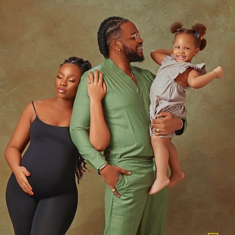 Family Maternity Pictures, Maternity Photography Poses Couple, Maternity Photography Poses Pregnancy Pics, Maternity Photoshoot Outfits, Couple Pregnancy Photoshoot, Maternity Studio, Maternity Photoshoot Poses, Family Photoshoot Outfits, Maternity Photography Poses