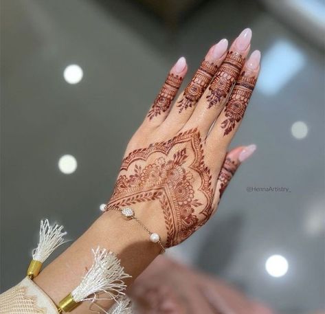 Henna Techniques, Party Henna Designs, Henna Designs Wedding, Mehndi Inspiration, Elegant Mehndi, Indian Henna Designs, Mehndi Wedding, Party Henna, Henna Designs Back