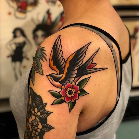 Golondrinas Tattoo, Traditional Swallow Tattoo, Tattoo New School, Tattoo New, Traditional Tattoo Inspiration, Traditional Tattoo Flowers, Traditional Style Tattoo, Geometric Tattoo Arm, Tattoo Skull