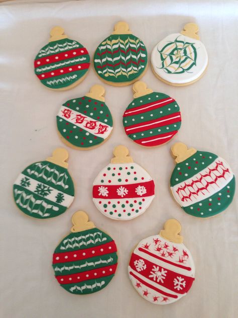 Ornament cookies Circle Christmas Cookies Decorated, Christmas Cookie Bouquet, Christmas Shells, Decorated Christmas Cookies, Xmas Cookie, Christmas Sugar Cookies Decorated, Gingerbread Cookies Decorated, Cute Christmas Cookies, Cookie Decoration