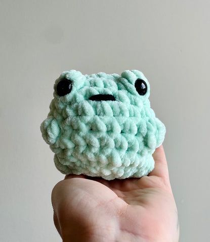 Simple Frog Crochet Pattern, Small Halloween Crochet Projects, Mini Frog Crochet, Easy Easter Crochet, Chunky Yarn Crochet Pattern, Yarn Projects Crochet, Big Yarn, Homestead Ideas, Crochet Plushies