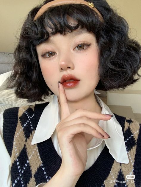 Douyin Haircut, Cat Eye Shape, Haircut Curly, Uzzlang Girl, Photo Makeup, Eye Shape, Hair Reference, Cute Makeup, Aesthetic Hair