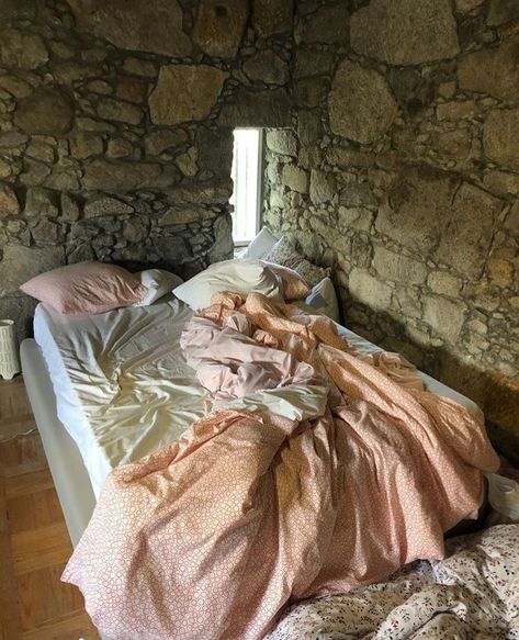 Unmade Bed, Sarah Sanderson, Medieval Aesthetic, The Vampire Chronicles, Yennefer Of Vengerberg, Modern Disney, Throne Of Glass, My New Room, Rapunzel