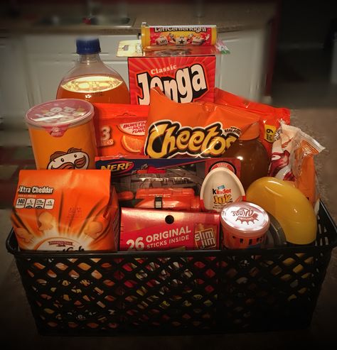 Orange basket idea 🧡 Orange Gift Basket, Orange Basket, Theme Baskets, Housewarming Gift Baskets, Boyfriend Gift Basket, Diy Anniversary Gift, Anniversaire Diy, Oranges Gift, Orange Party