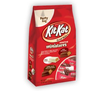 HERSHEY'S | KIT KAT Crispy Wafer Bars: Milk Chocolate and White Crème    These to put in the little mini mason jars Kit Kat Candy, Space Food, Mini Mason Jars, Favorite Dessert Recipes, Candy Bars, Favorite Candy, Kit Kat, Starbucks Drinks, Sweet Chocolate