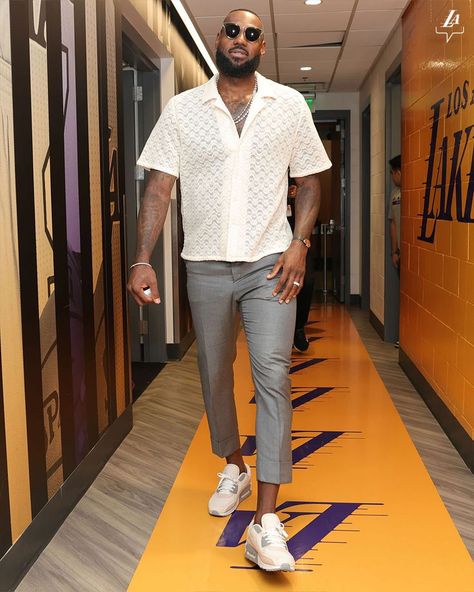 image of LeBron James walking into a Lakers game wearing a knit short sleeve, cream-colored shirt, cropped grey trousers, and sneakers Lebron James Outfits, Lebron James Fashion, Lebron James Style, Chubby Men Fashion, Tall Men Fashion, David Beckham Style, Black Men Fashion Urban, Style Girlfriend, Nba Outfit