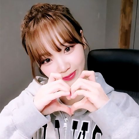 Kim Chaewon, Iz One, Kpop Wallpaper, Pretty People, Profile Picture, My Girl, Gif, One Piece, Celebrities