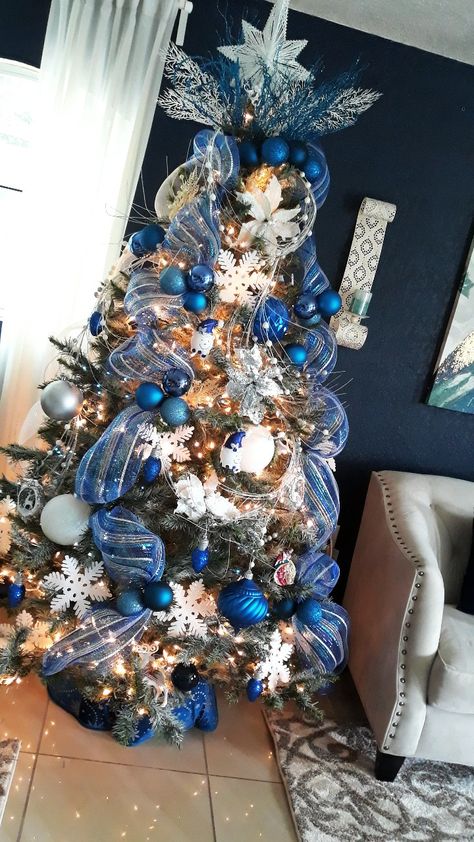 Blue Snowman Christmas Tree, Blue Decorated Christmas Trees, Diy Christmas Recipes, Christmas Tree With Blue Decorations, Blue And Silver Christmas Tree Ideas, Blue Christmas Tree Decor, Blue And Gold Christmas Tree, Blue Christmas Tree Decorations, Christmas Tree Decorations Ribbon