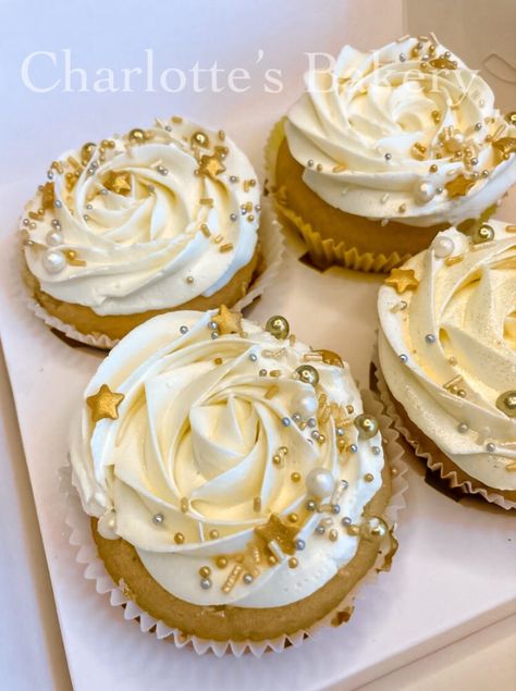 Gold Glitter Cupcakes, New Year Eve Cupcakes, Cupcakes With Gold Flakes, 21st Birthday Cupcakes, Glitter Cupcakes, Gold Glam, Golden Birthday, Food Table, Birthday Cupcakes