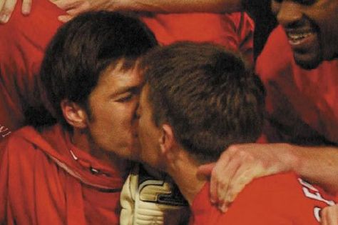 Xabi Alonso, Steven Gerrard, Liverpool Football Club, Liverpool Football, Soccer Players, Football Club, Liverpool, Soccer, Kiss