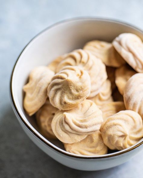 Looking for healthy snacks for kids? Peanut butter frozen yogurt bites are a healthy treat and a sure hit with kids of all ages—even adults! Yogurt Dots, Sweets Healthy, Frozen Yogurt Bites, Yogurt Snacks, Yogurt Bites, Snacks For Kids, Kids Healthy, Couple Cooking, Healthy Treat