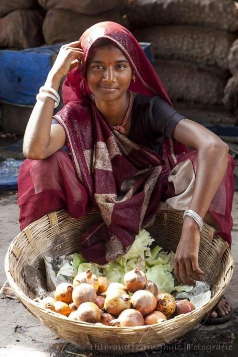 Vegetable Market, Human Sketch, Indian Women Painting, Amazing India, Human Figure Sketches, Indian People, India Culture, India Photography, Village Photography