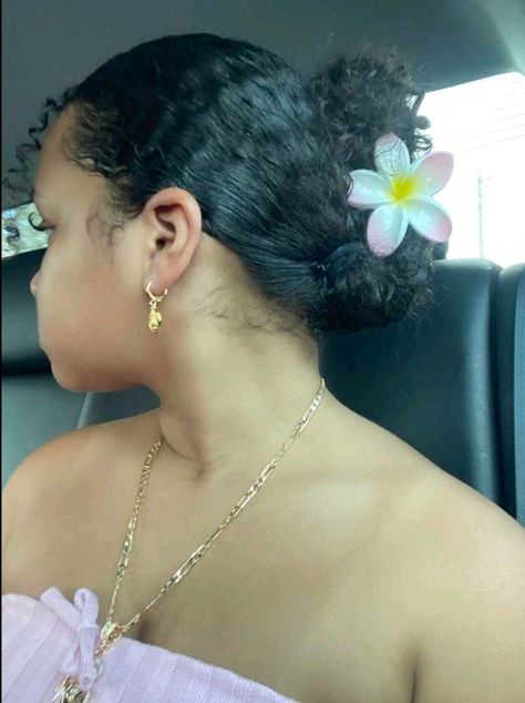 Short Curly Hairstyles Claw Clip, Flower Claw Clip Hairstyles Curly Hair, Jaw Clip Hairstyles Curly Hair, Flower Claw Clip Curly Hair, Flower Hair Clips Aesthetic, Flower Claw Clip Hairstyles, Aesthetic Flower Claw Clip Hairstyles, Hibiscus Hair Clip Hairstyle, Highschool Hairstyles