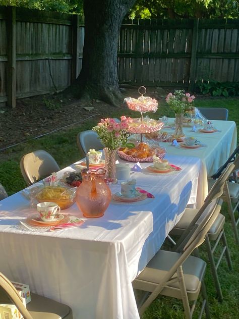 Graduation Display Table, Graduation Party Ideas Aesthetic, College Grad Party Decor, Outdoor Tea Parties, Grad Party Theme, Floral Graduation Party, Backyard Graduation Party, Garden Party Bridal Shower, Graduation Dinner