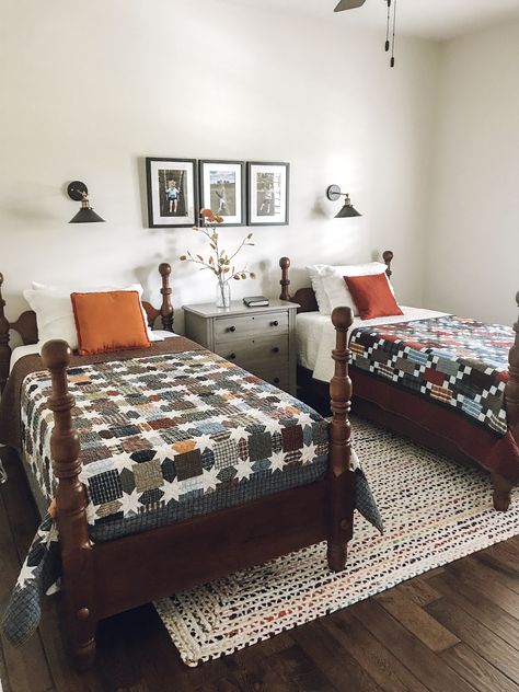 Twin Beds Aesthetic, Texas Bedroom, Magic Light Trick, Twin Beds For Boys, Twin Beds Guest Room, Vintage Beds, Grandkids Room, Vintage Inspired Bedroom, Daybed Room