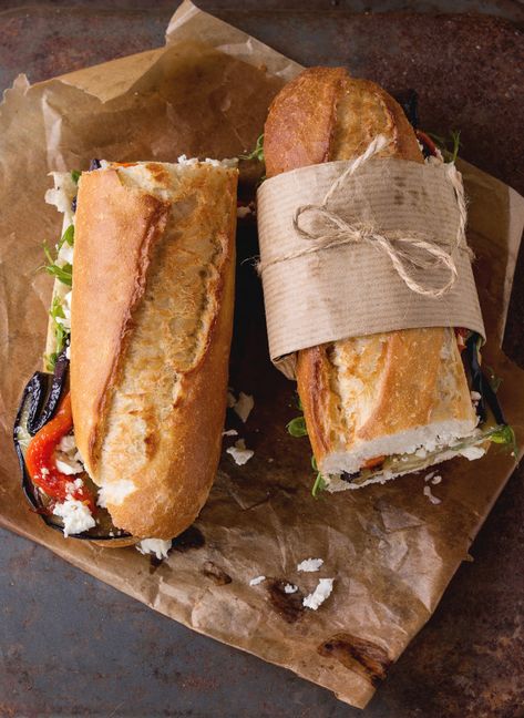 Sándwich baguette vegetariano Foto Premium Baggett Sandwich Ideas, Sandwich Recipes Baguette, French Sandwich Baguette, Baguette Food Photography, Trendy Sandwiches, Buggettes Bread Sandwich, Baquette Bread Sandwich, Vegetarian Baguette Sandwich, Vegan Baguette Sandwich