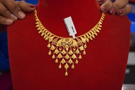 Latest Golden Necklace Design, Sitahar Necklace Gold Bengali, Golden Necklace Design, Golden Jewellery, Unique Gold Jewelry Designs, Bridal Necklace Designs, Bengali Bride, Gold Jewellry, Gold Bridal Jewellery Sets