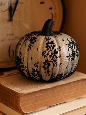 Perfect for my October wedding. Elegant lace pumpkin table decoration/centerpieces. Punk Decor, Dekorasi Halloween, Glam Punk, Hallowen Ideas, Pumpkin Wedding, Halloween Idea, Halloween Memes, Labu Halloween, Pretty Pumpkins