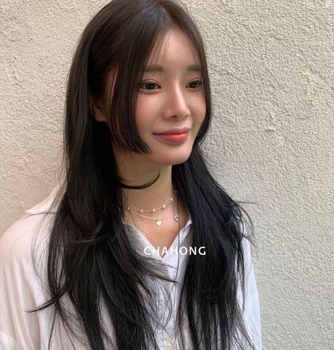 Korean Wavy Hair, Hime Cut, Korean Hairstyles, Korean Hair Color, Layered Hair With Bangs, Hair Inspiration Long, Asian Inspiration, Asian Short Hair, Dyed Hair Inspiration