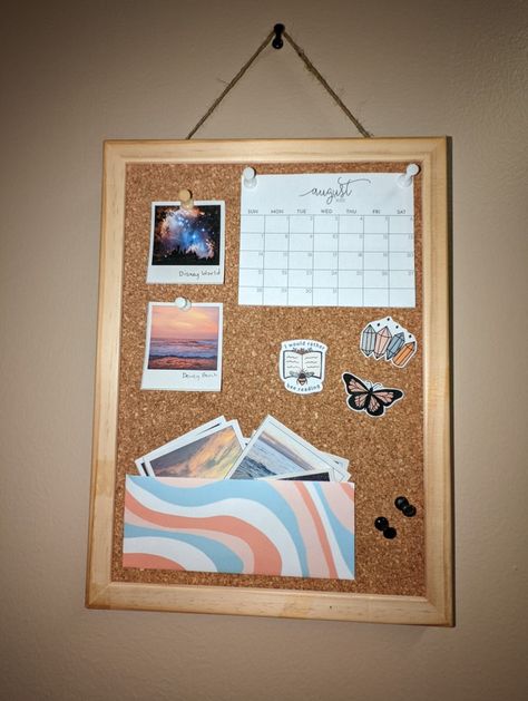 Cork Notice Board, Things To Put On A Pin Board, Cork Board Display Ideas, What To Put On A Cork Board, Bulliten Board Design Bedroom, Boho Cork Board Ideas, Mini Bulletin Board Ideas, Bulliten Board Design Aesthetic, Cork Board Organization Ideas