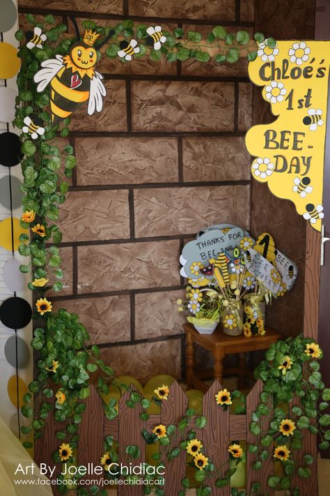 birthday themed bee / yellow grey white and black decoration for a baby girl first birtgday party / handmade photobooth frame and props Bee Theme Photo Booth, Bee Photo Booth, Honeybee Birthday, Birthday Diy Decorations, Bee Themed Baby Shower Ideas, Baby Shower Bee Theme, Fun To Bee One, Bee Birthday Theme, School Backdrop