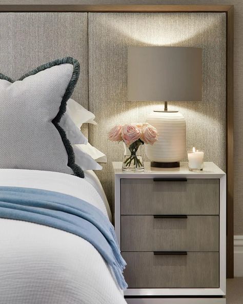 Andrea Benedettini (@andreabenedettini) • Instagram photos and videos Classic Bedside Table, Bedside Table Decor, Luxury Closets Design, Small House Interior Design, Luxury Living Room Design, Luxury Bedroom Master, Home Design Living Room, The Guest, Room Makeover Inspiration