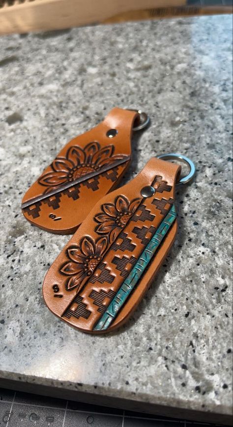 Tooled Leather Gifts For Men, Leatherwork For Beginners, Leather Keyring Pattern, Leatherworking Beginner, Leather Stamping Ideas, Leather Tooling Projects, Easy Leather Projects, Leather Tooling Patterns Templates, Diy Leather Keychain