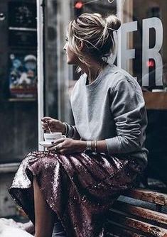 Sequin Skirt Outfit, Rok Outfit, Sequin Outfit, Mode Boho, Skirt And Sneakers, Looks Street Style, Ținută Casual, Runway Trends, Outfit Trends