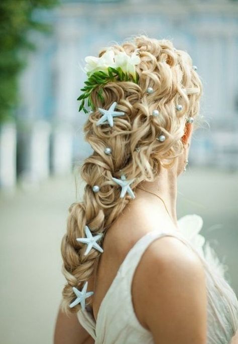 Beach Theme Wedding - Wedding Braid with Blue Starfish Decorations and Pearls Hairstyles For Beach Wedding, Trendy We Fryzurach, Hairstyles For Beach, Wedding Hair Trends, Beach Wedding Decorations Reception, Wedding Braids, Sea Wedding, Ocean Wedding, Beach Wedding Hair