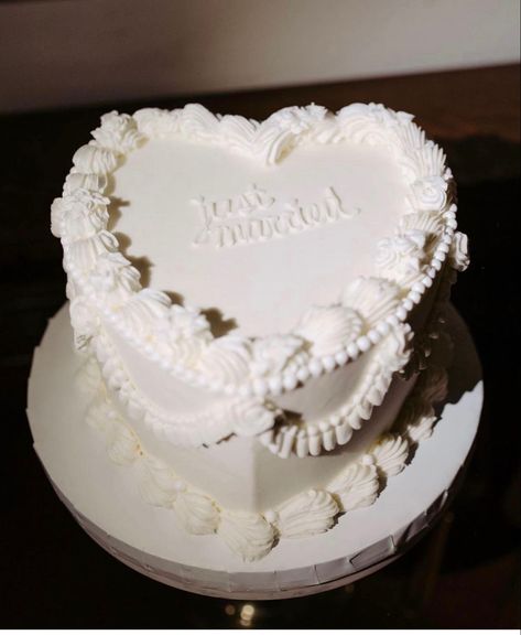 Wedding Cake Aesthetic, Retro Wedding Cakes, Trendy Cakes, Heart Shaped Wedding Cakes, Bachelorette Cake, Heart Shaped Cake, Heart Wedding Cakes, Sarah Seven, Classic Wedding Cake