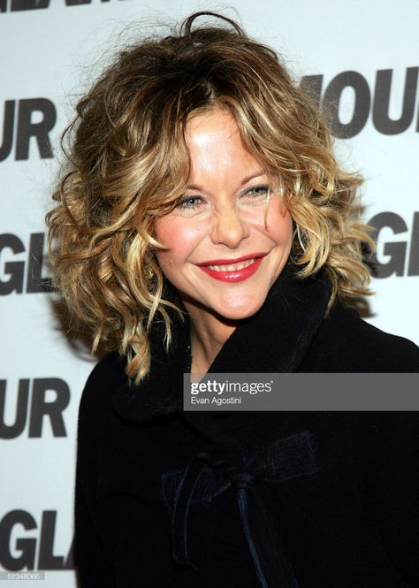 News Photo : Actress Meg Ryan attends a party for Glamour... Meg Ryan 2022, Meg Ryan Street Style, Meg Ryan Hair, Long Layered Bob Hairstyles, Natural Curly Hairstyles, Curly Cuts, Long Layered Bob, Street Style 2023, Curly Lob