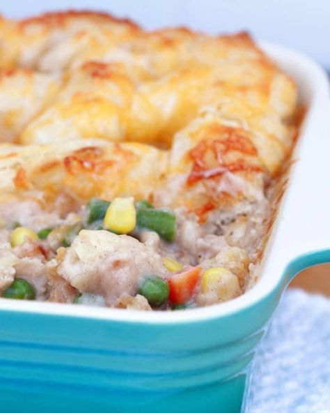 Enjoy Weight Watchers Chicken Pot Pie while watching your weight. Chicken pot pie doesn't have to mean high calories. Healthy Chicken Pot Pie, Low Calorie Chicken, Mini Chicken Pot Pies, Chicken Pot Pie Casserole, Chicken Veggies, Weight Watchers Chicken, Turkey Pot Pie, Easy Chicken Pot Pie, Weight Watcher Dinners