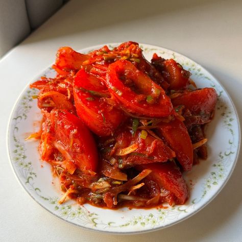 Tomato kimchi Korean Tomato Recipe, Tomato Kimchi, Chinese Salads, Chinese Salad, Korean Recipe, Kimchi Recipe, Green Onion, Tomato Recipes, Anchovies