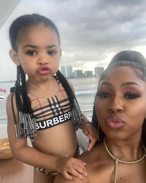 Khia And Pappiq, Mommy Goals Black Daughter, Mom And Daughter Pictures, Black Family Photoshoot, Mommy Daughter Pictures, Mommy And Baby Pictures, Mom Daughter Outfits, Mommy Moments, Family Photoshoot Outfits