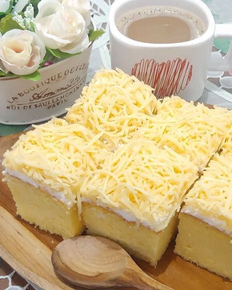 858 Likes, 5 Comments - @kuliner_kue_masakinie on Instagram: “Sentuh dulu lovenya ya bunda... SPONGES CAKE Topping Keju by @sannysusanto . . Bahan: ▶8btr Kuning…” Puding Oreo, Chess Cake, Brownies Kukus, Cake Toppings, Sponge Cake, Camembert Cheese, Brownies, Butter Cream, Cake Decorating