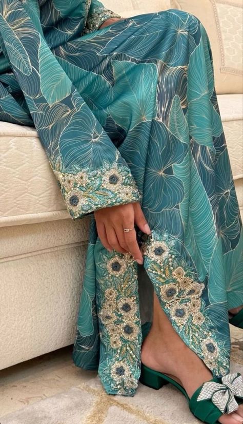 Jalabiya Arabic Dress, Jalabia Styles, Modest Dresses Casual, Modesty Fashion, Sleeves Designs For Dresses, Special Clothes, Muslimah Fashion Outfits, Arab Fashion, Embroidery Designs Fashion